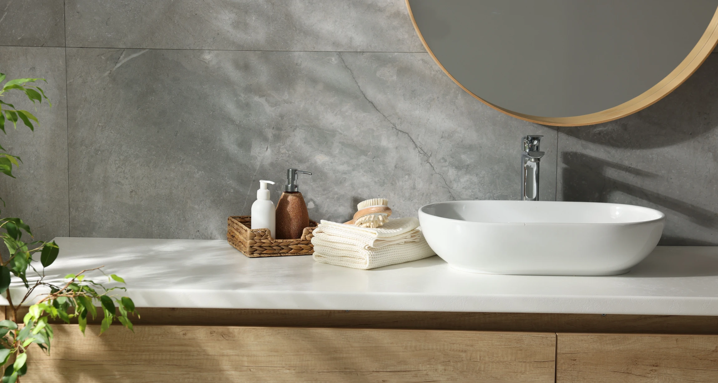 Plombier professionnel en combinaison bleue et casque blanc intervient dans salle de bain carrelée, travaillant sur installation sanitaire près toilettes et lavabo