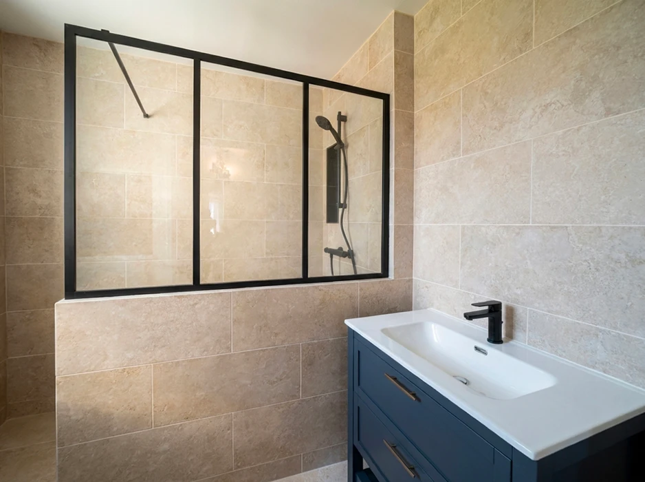 Salle de bain mansardée rénovée, vue en plongée
