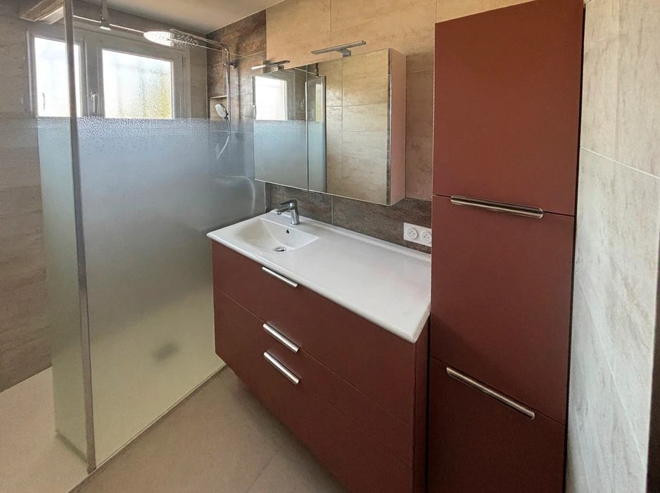 Salle de bain moderne avec carrelage grand format effet marbre bleu sodalite aux veines blanches et dorées
