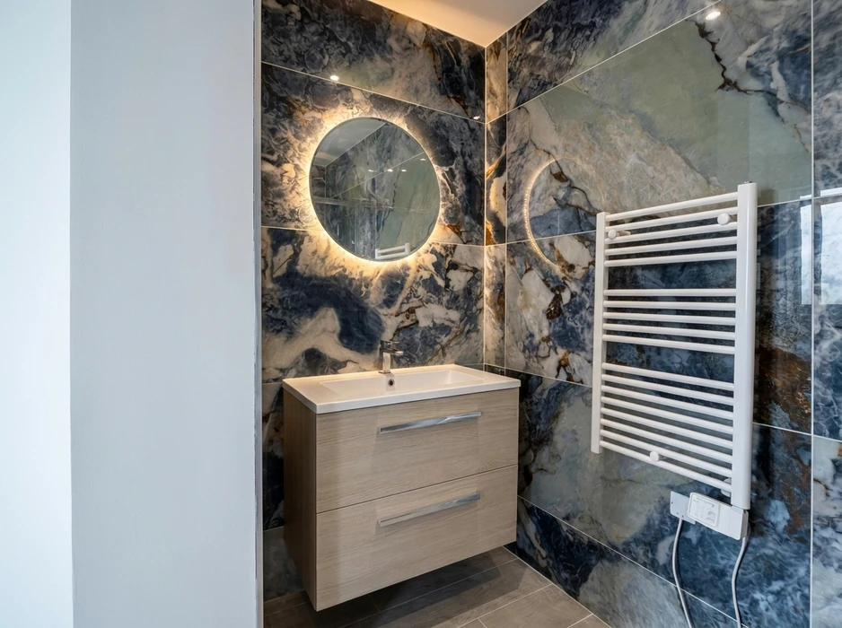 Salle de bain moderne avec WC suspendu blanc, abattant relevé, réservoir encastré avec plaque de déclenchement double touche en inox chromé