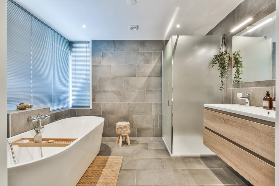 Salle de bain moderne haut de gamme avec douche à l'italienne vitrée, vasque en marbre blanc veiné sur meuble suspendu, toilette design et éclairage LED intégré