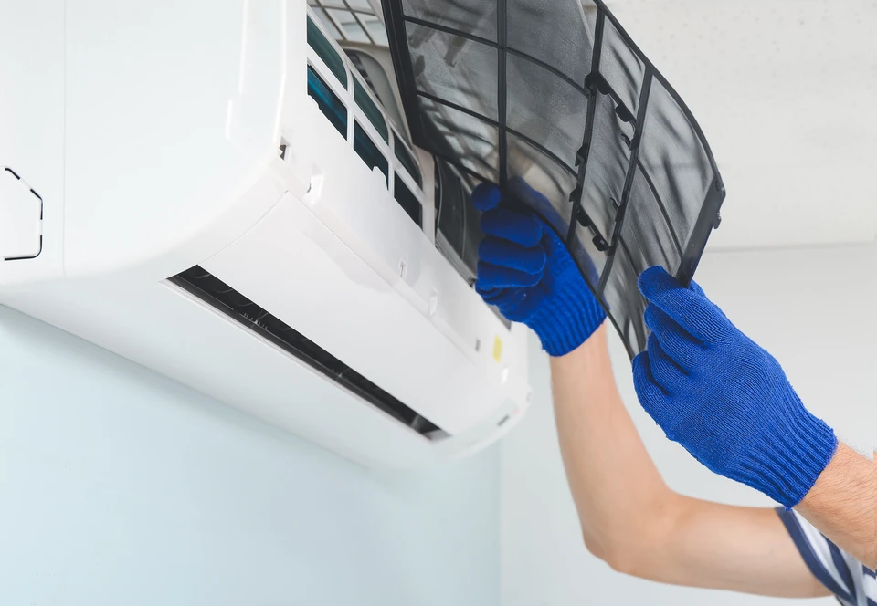 Vue Arrière D'Un Système De Climatisation De Nettoyage D'Homme