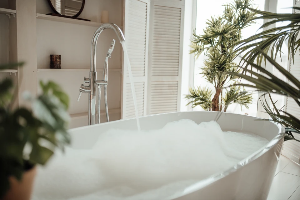 Salle de bain moderne minimaliste avec vasque rectangulaire blanche intégrée au plan de toilette