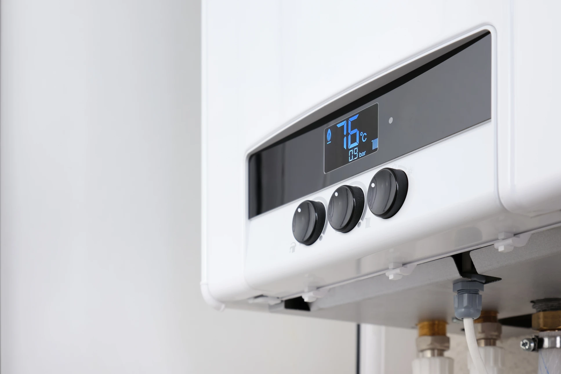 Intérieur d'un local technique avec installation de chauffage moderne